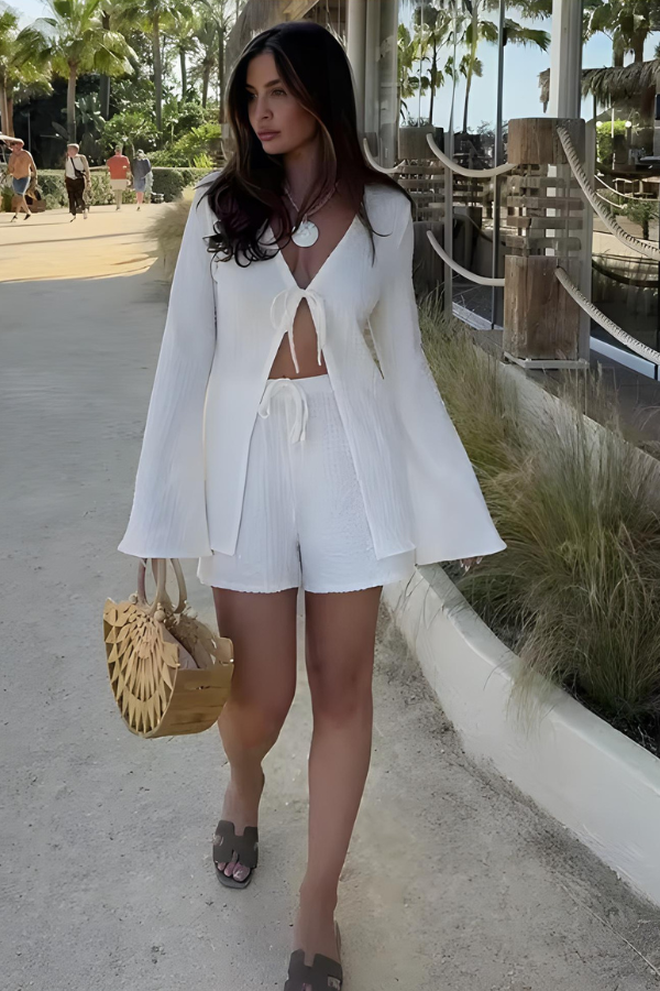 Bellamy - Set van Blouse met Uitlopende Mouwen en Vetersluiting en Korte Broek