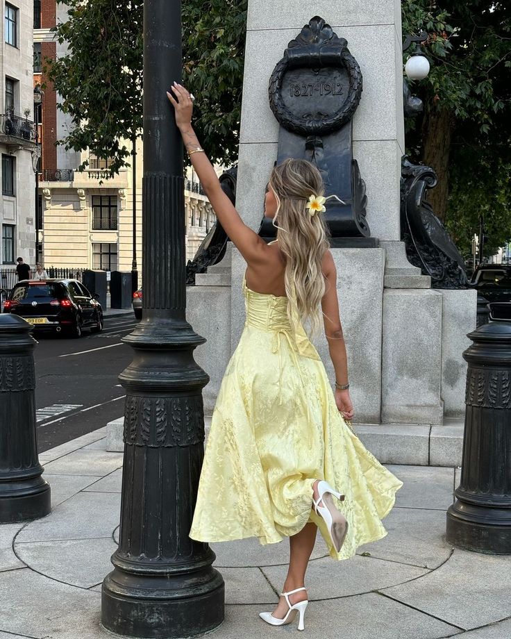 Niamh - Elegante Mouwloze Jurk met Borduursel en Diepe V-Hals